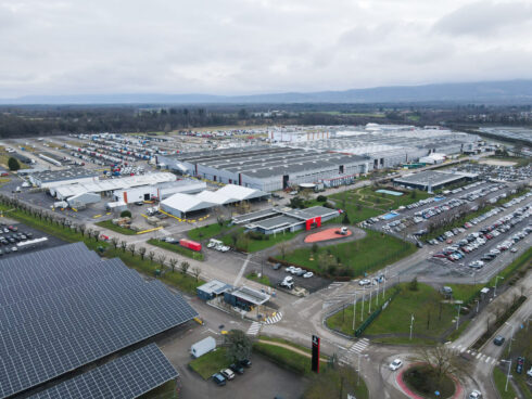 På exempelvis anläggningen i Bourg-en-Bresse, Frankrike, utrustas 17 hektar parkeringsplatser med solcellstak med en total installerad kapacitet på 22 MW per topp. Foto: Renault Trucks.