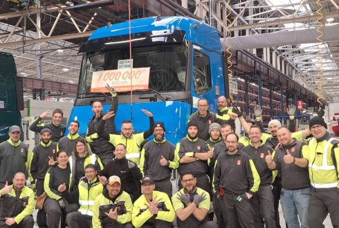 Här är teamet som byggde den miljonte Renaulten. Foto: Renault Trucks.