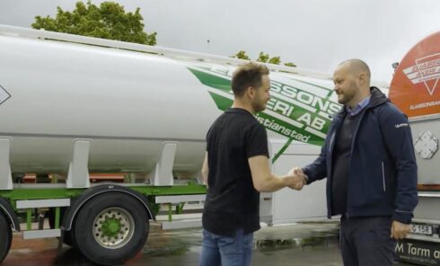 Till vänster Tommie Eliasson och sedan Jimmy Hallin, Michelin Connected Fleets Account Manager som stöder kunden. Foto: Michelin.