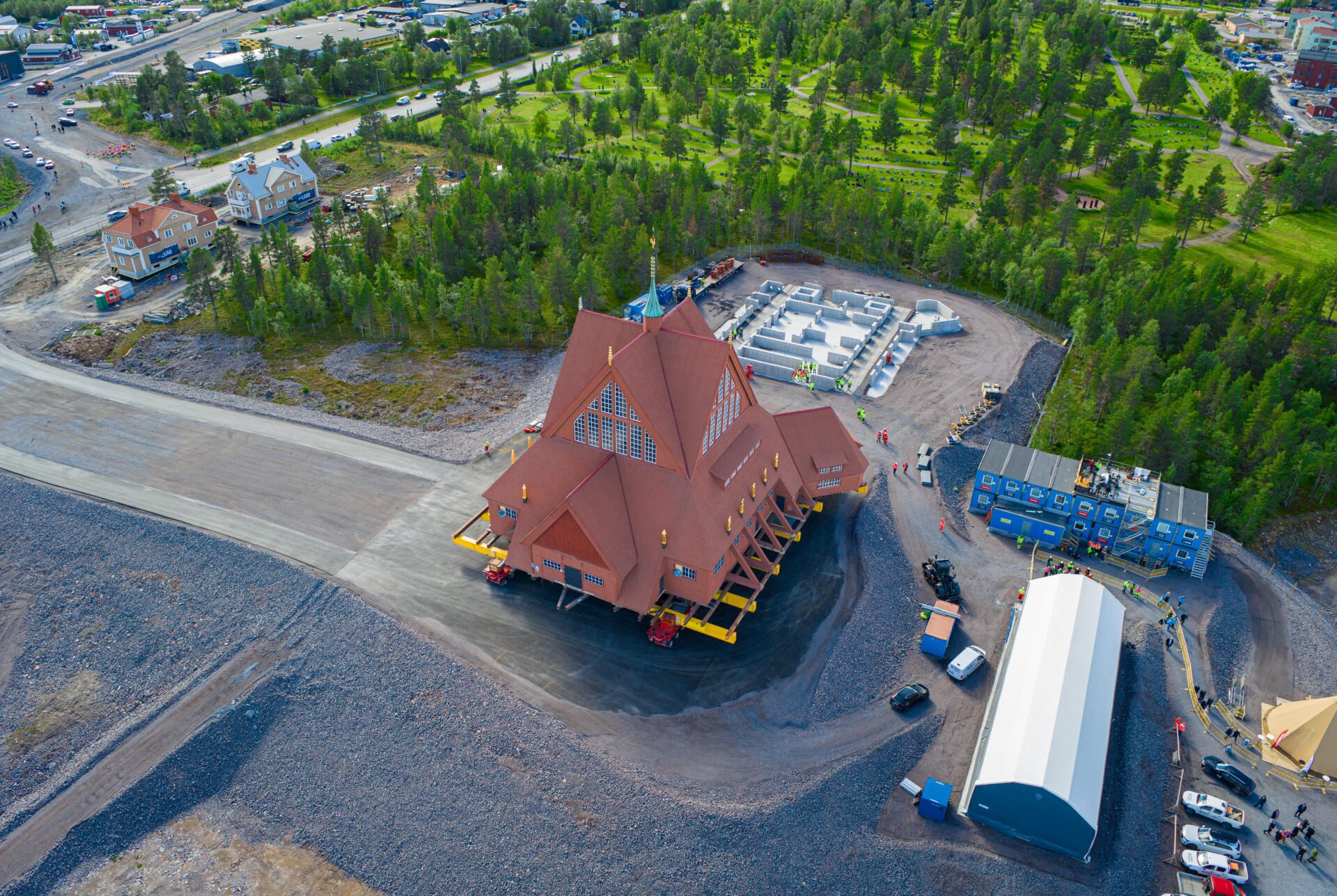 Här anländer kyrkan till sin nya plats. Foto: Mammoet.