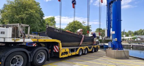 Här lastas den historiska segelbåten i Klaipeda för vidare transport till Amsterdam. Foto: Girteka.