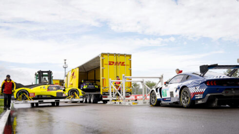 Det finns ingen plats för misstag när dessa dyrgripar ska lastas och transporteras. Foto: DHL.