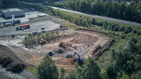 Så här ser det framväxande ladd- och tankcentret i Nässjö ut just nu. Till vänster i bild syns snabbladdarna som är i drift, och till höger byggs den nya tankstationen för biogas. Foto: Nässjö Näringsliv AB