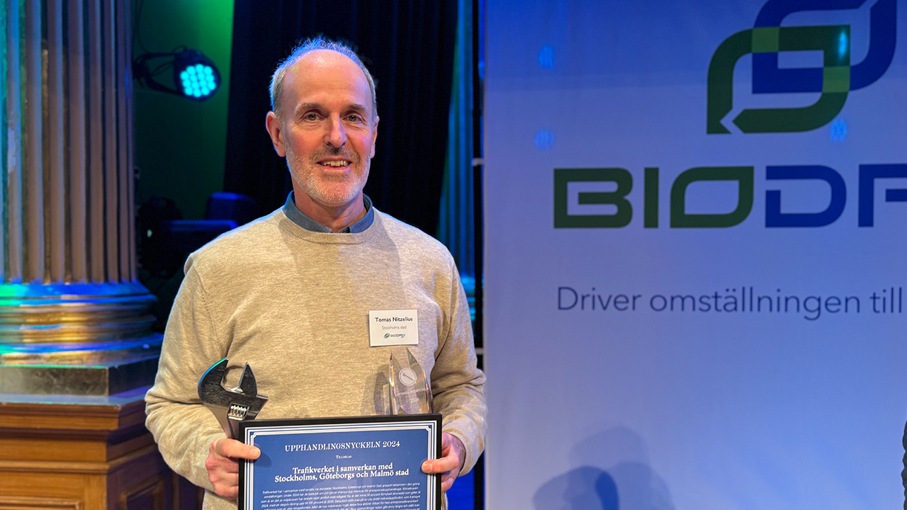 Förra året vann Trafikverket Upphandlingsnyckeln tillsammans med Stockholms, Göteborgs och Malmö stad. Tomas Nitzelius, Stockholms stad, fick representera vinnarna på prisutdelningen. Foto: BioDriv Öst. Foto: BioDriv Öst.
