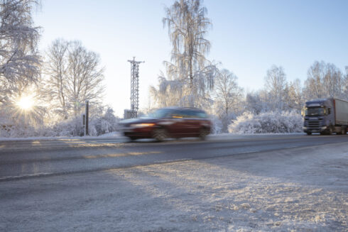   Väder är lokalt och temperaturen på vägens yta kan skifta snabbt, det innebär stora variationer i väglag. Foto: Jonas Fältman.