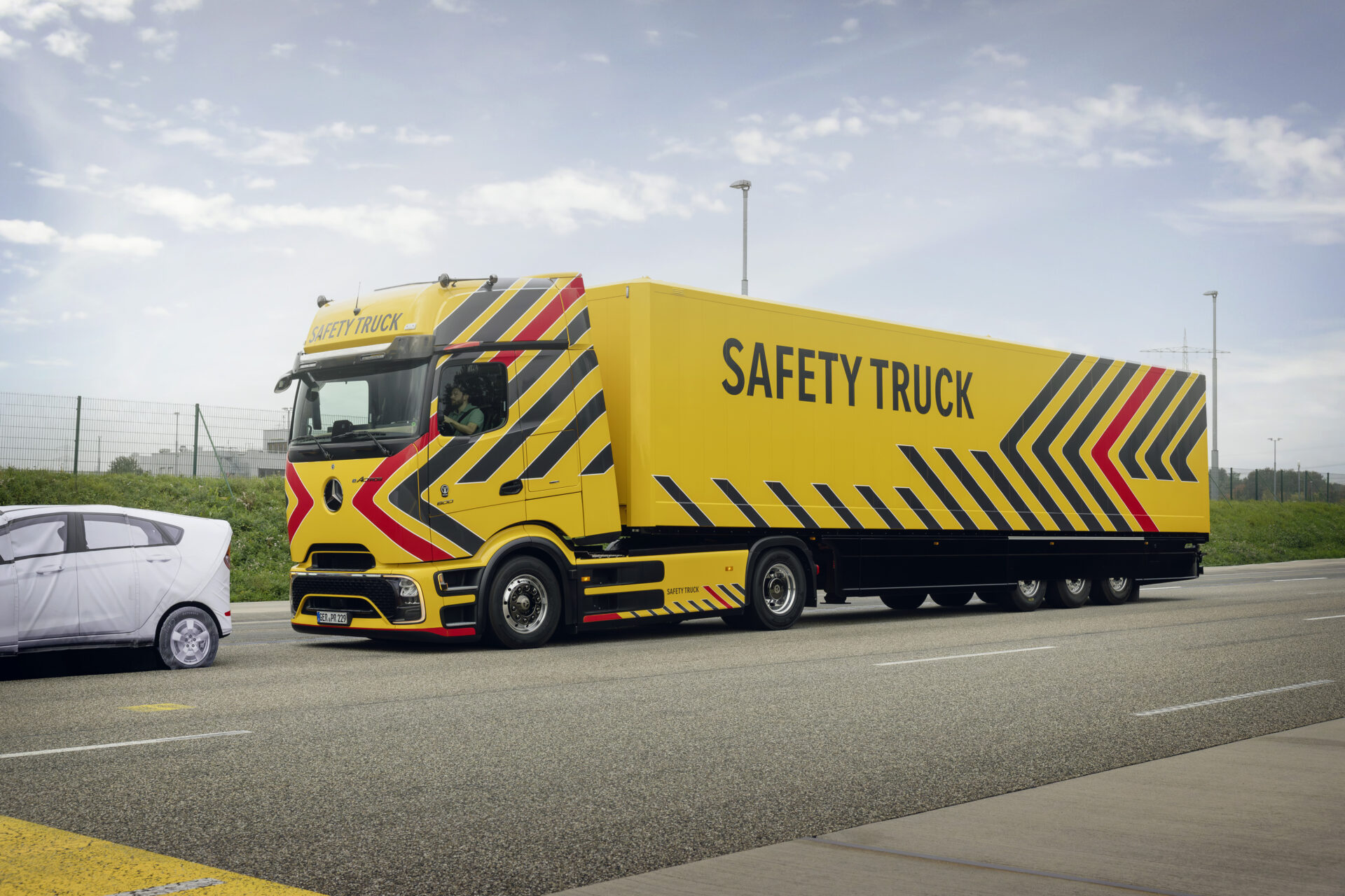 Mercedes-Benz Safety Truck har fått den kraftfullare nödbromsassistenten Active Brake Assist 6. Foto: Mercedes-Benz.
