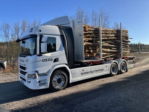 Testfordonet används nu i regelbunden drift och transporterar fulla virkeslaster för att samla in prestanda- och effektivitetsdata under verkliga förhållanden. Foto: Scania.