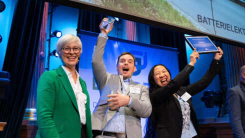    Så här glada var produktansvariga Erik Nordell och vd Anna Lövsén på Svensk Biogas när de tagit emot Biogasutmärkelsen 2025. Här med prisutdelaren Ulrika Heie (C), ordförande i trafikutskottet, till vänster. Foto: BioDriv Öst. 