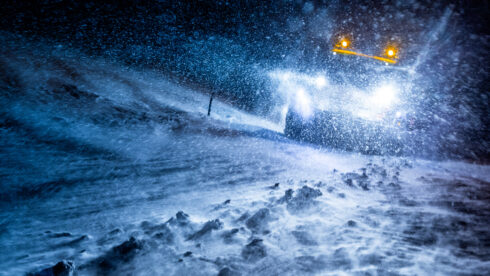   En sopbil en snöig julmorgon. Foto: Vafab.