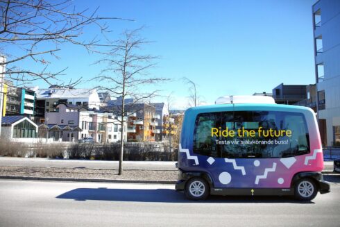  En av de gamla bussarna på väg genom Vallastaden i Linköping. Foto: Mikael Sönne/ VTI.