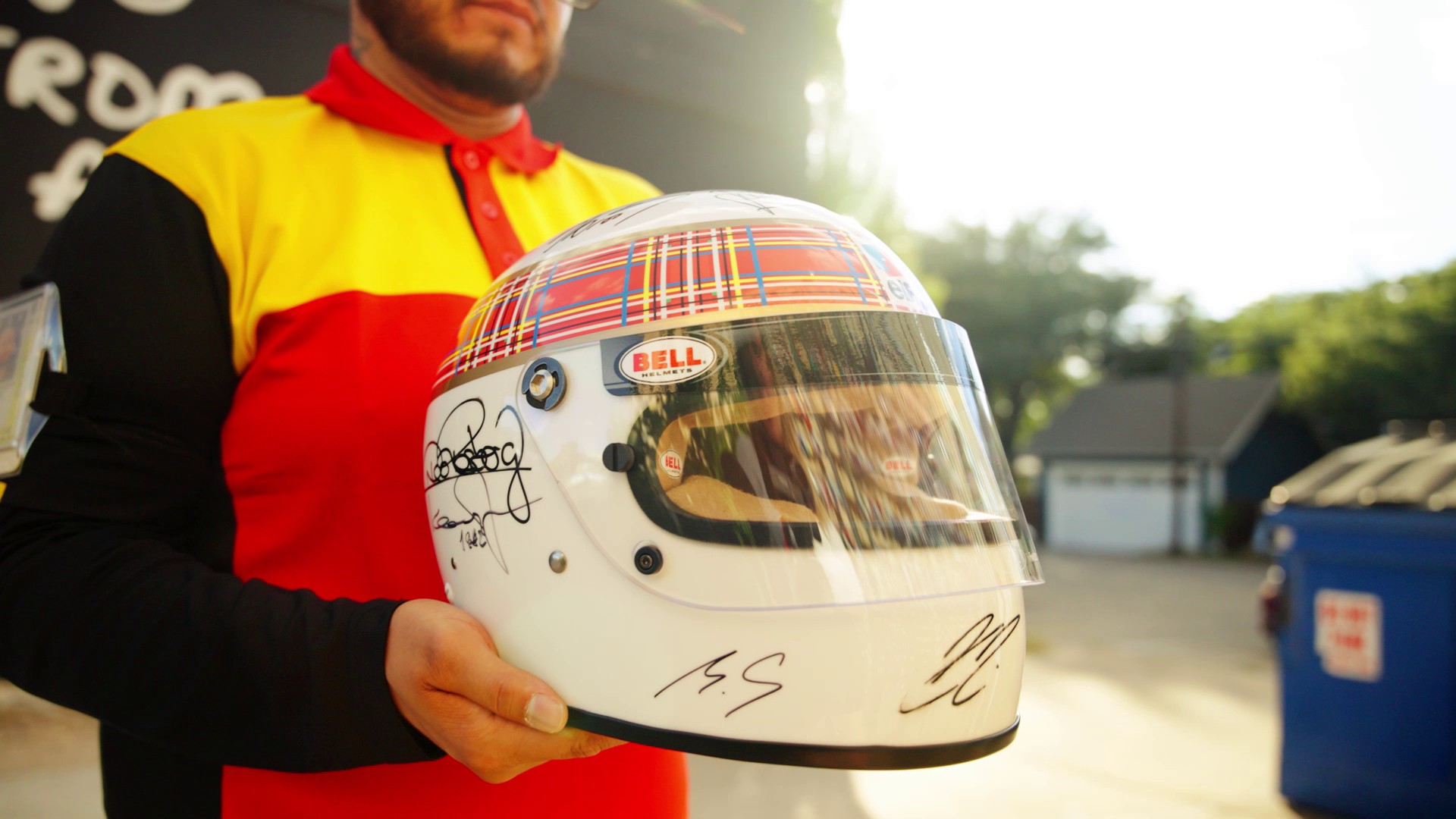 I kampen mot MS. En välberest hjälm med signaturer från de stora inom Formel 1 varav Michael Schumacher är en av dem som signerat hjälmen. Foto: DHL.