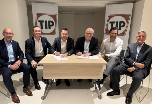 Från vänster Horia Chirita (internationell kundansvarig chef, MAN Truck & Bus SE), Diederick van Haselen (global chef för utrustning, TIP Group), Arjen Kraaij (vd, TIP Group), Friedrich Baumann (ledamot i styrelsen, försäljning och kundlösningar, MAN Truck & Bus SE), Johannes Kramer (enior vd för internationella kunder, MAN Truck & Bus SE), Bob Fast (tidigare vd, TIP Group).