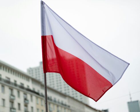 Infrastruktur- och bostadsminister Andreas Carlson under ett besök på Gillingebanan tillsammans med en polsk delegation under ledning av statssekreterare Stanisław Bukowiec. Foto: Aliaksandra Yadzeshka/Unsplash. 