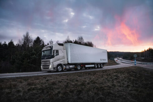 Sveriges Åkeriföretag  En sådan omläggning riskerar att flytta fokus från genomförande till nya måldiskussioner, menar Sveriges Åkeriföretag. Foto: Volvo Lastvagnar.