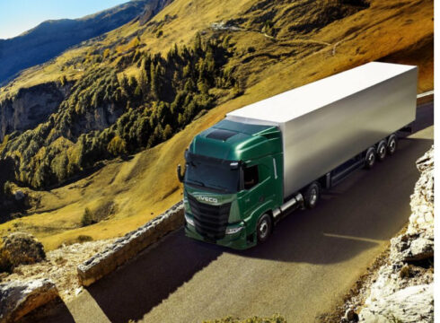 Biometandrivna Iveco S-Way LNG har utsetts till ”Årets hållbara dragbil”. Foto: Iveco Trucks. 
