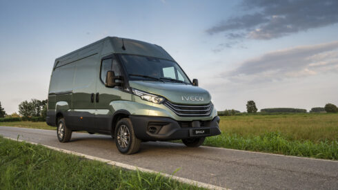 Det är denna typ av lätta fordon som körs i yrkesmässig trafik som Förenklingsrådet nu föreslår ska få lättnader i ekonomiska etableringskrav. Foto: Iveco. 