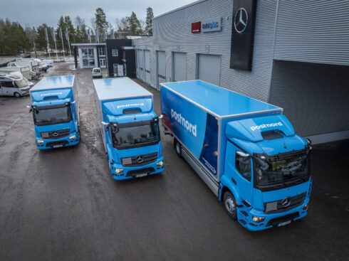 I det fortsatta avtalet ska ytterligare satsningar göras på fossilfrihet. Här ses tre ellastbilar från Mercedes som sattes in under 2025. Foto: Postnord.