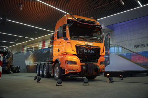   MAN Truck & Bus vill göra skillnad inom tungtransportsektorn med lanseringen av sin nya tunga dragbil TGX 41.640 8x4/4 med en totalvikt på 250 ton. Foto: MAN.