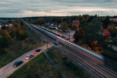   Järnvägen är säker, men plankorsningar innebär risker som det arbetas systematiskt med att minska. Foto: Stellan Stephenson.