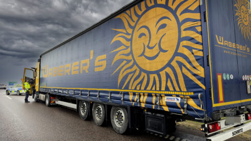 Trafikpolis Andreas Klein har stoppat ett ekipage för kontroll strax söder om Helsingborg. Varken transportören eller chauffören fick ta emot sanktionsavgifter eller böter i det här fallet. Foto: Göran Rosengren