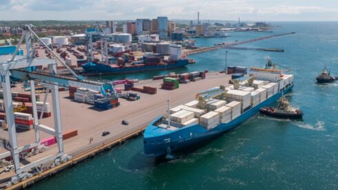 En utländsk chaufför hämtar en container i Helsingborgs Hamn som var fyllt med inte bara bananer. Foto: Helsingborgs Hamn/genrebild.