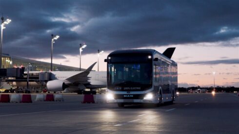  På Münchens flygplats tar passagerare elbussen till sitt flyg. Foto: MAN Truck & Bus.