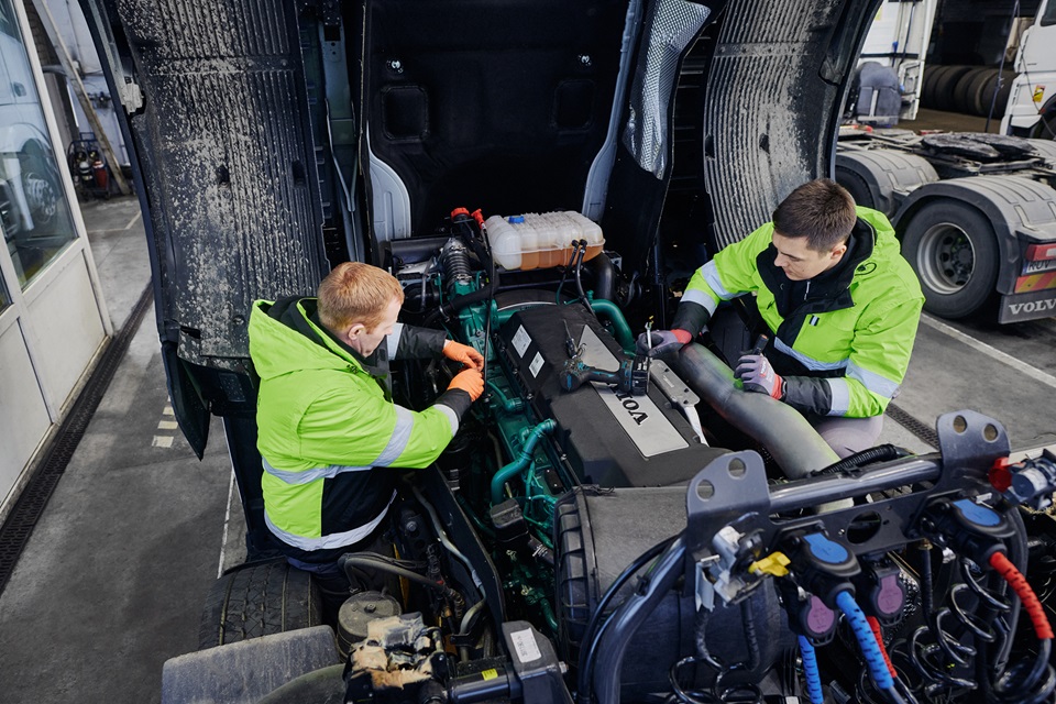 Underhåll och full servicehistorik är viktigt när man ska köpa ett begagnat fordon. Foto: Girteka.