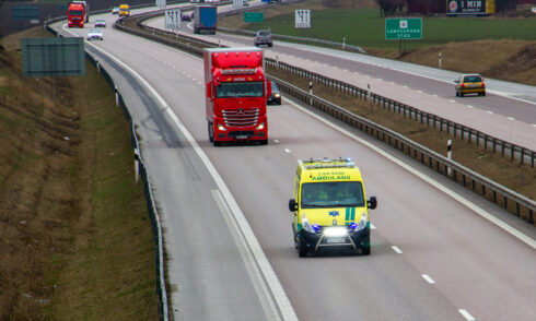 Att inte alltid kunna ta ambulanser ur trafik när de uppvisar allvarliga avvikelser ser huvudskyddsombudet allvarligt på. Genrebild. Foto: Göran Rosengren, arkiv
