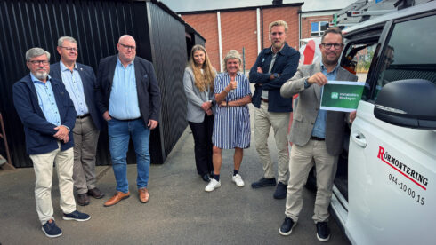 VVS-företaget Rörmontering i Kristianstad visar med hjälp av ett A4-papper hur valet av servicebil kan innebära en stor merkostnad för företaget. Foto: Installatörsföretagen