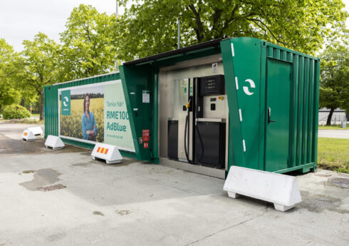   Beredskapstankstation med förnybart drivmedel, producerat i Sverige av svenska råvaror. Foto: Energifabriken.