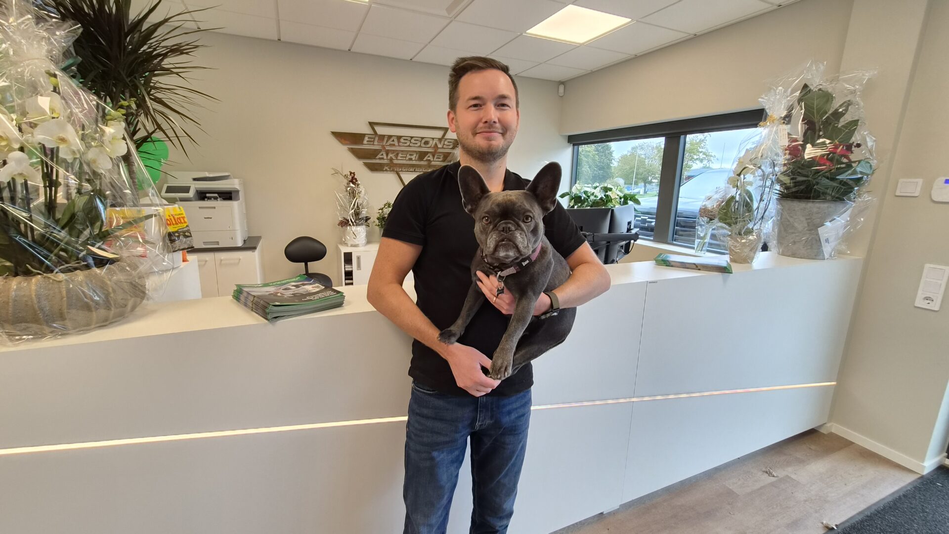 Hundar har en plats i Tommies hjärta och även på företaget. ”Vår personal kan ta med sig hundarna till arbetsplatsen vilket förenklar för de anställda”, säger Tommie, här med Wilma. Foto: Eliassons