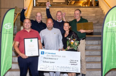 Glada representanter från Brogymnasiet i Kristinehamn tog emot priset. Övre raden: Fredrik Ahlqvist, Johan Hedström och Putte Myklebust. Nedre raden: Henrik Moberg, Freddie Wåhlberg och Sophia Sleth. Foto: Liza Simonsson