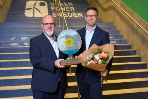 Krister Kjellström, fordonschef på Dagab och Tobias Ejderhamn, Global Transformation and New Business Manager på Scania tar emot Elektrifieringspriset. Foto: Green Power Sweden