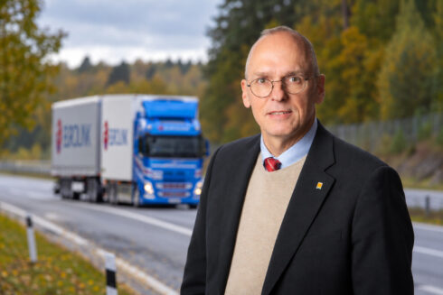Rapporten visar att utvecklingen går åt rätt håll, men att återhämtningen fortfarande är svag och att många åkeriföretag påverkas av stigande kostnader, säger Ulric Långberg, branschdirektör på Sveriges Åkeriföretag. Ekipaget på fotot har inget med artikelinnehållet att göra. Foto: Sveriges Åkeriföretag och Göran Rosengren, montage