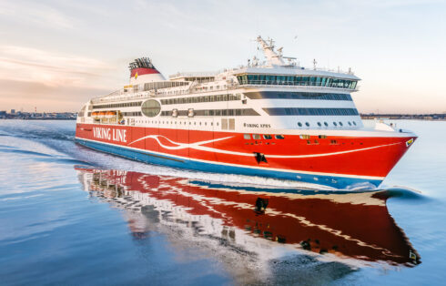Viking XPRS fortsätter att trafikera mellan Finland och Estland. Viking Lines nya samarbete med TT-Line gäller godstrafik på rutten Nordsjö–Muuga, med planerad start under första kvartalet 2027. Foto: Viking Line, arkiv